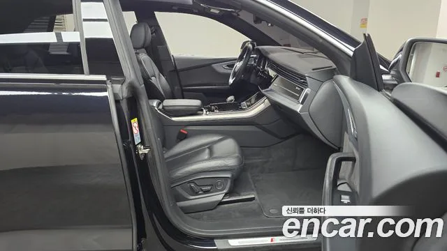 아우디 Q8 (4M)